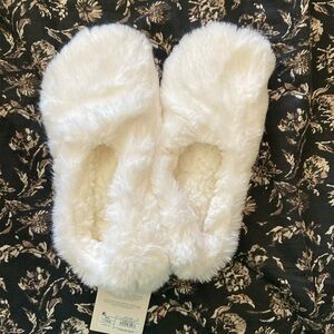 NWT Ivory slipper socks (8-10)